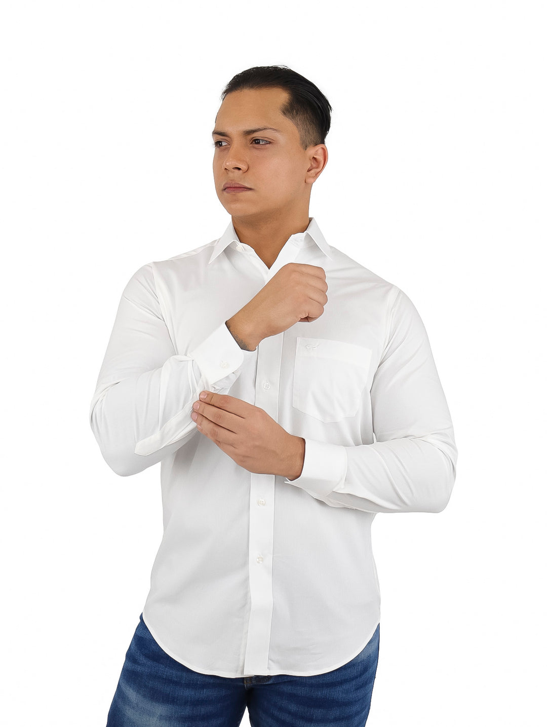 Hombre vistiendo una camisa de vestir blanca de manga larga.