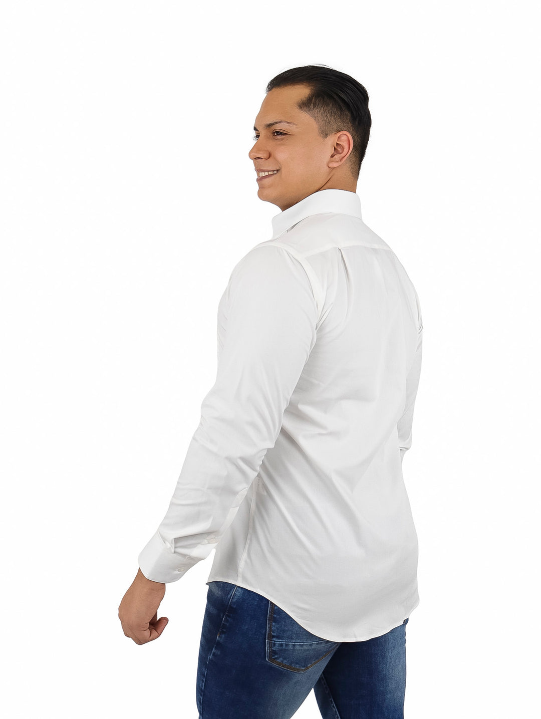 Hombre vistiendo una camisa de vestir blanca de manga larga.