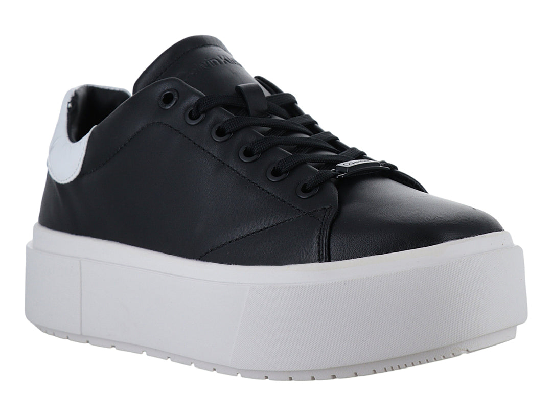 Tenis Calvin Klein negros con suela de plataforma blanca ancha y agujetas negras.