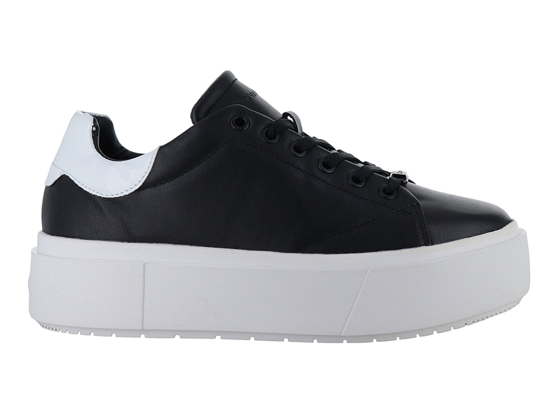 Tenis Calvin Klein negros con suela de plataforma blanca ancha y agujetas negras.