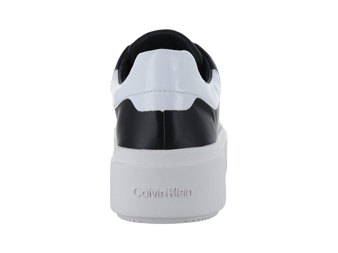 Tenis Calvin Klein negros con suela de plataforma blanca ancha y agujetas negras.