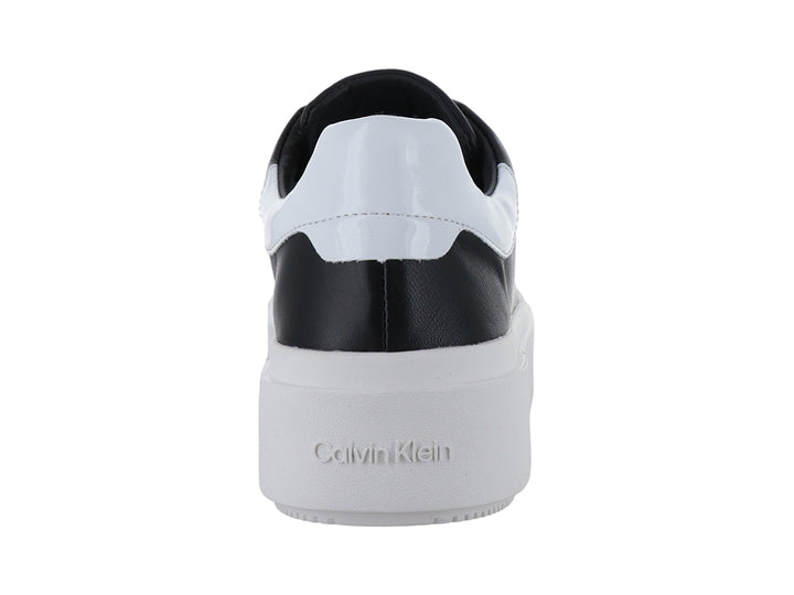 Tenis Calvin Klein negros con suela de plataforma blanca ancha y agujetas negras.