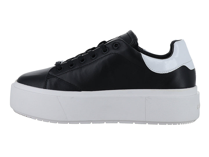 Tenis Calvin Klein negros con suela de plataforma blanca ancha y agujetas negras.