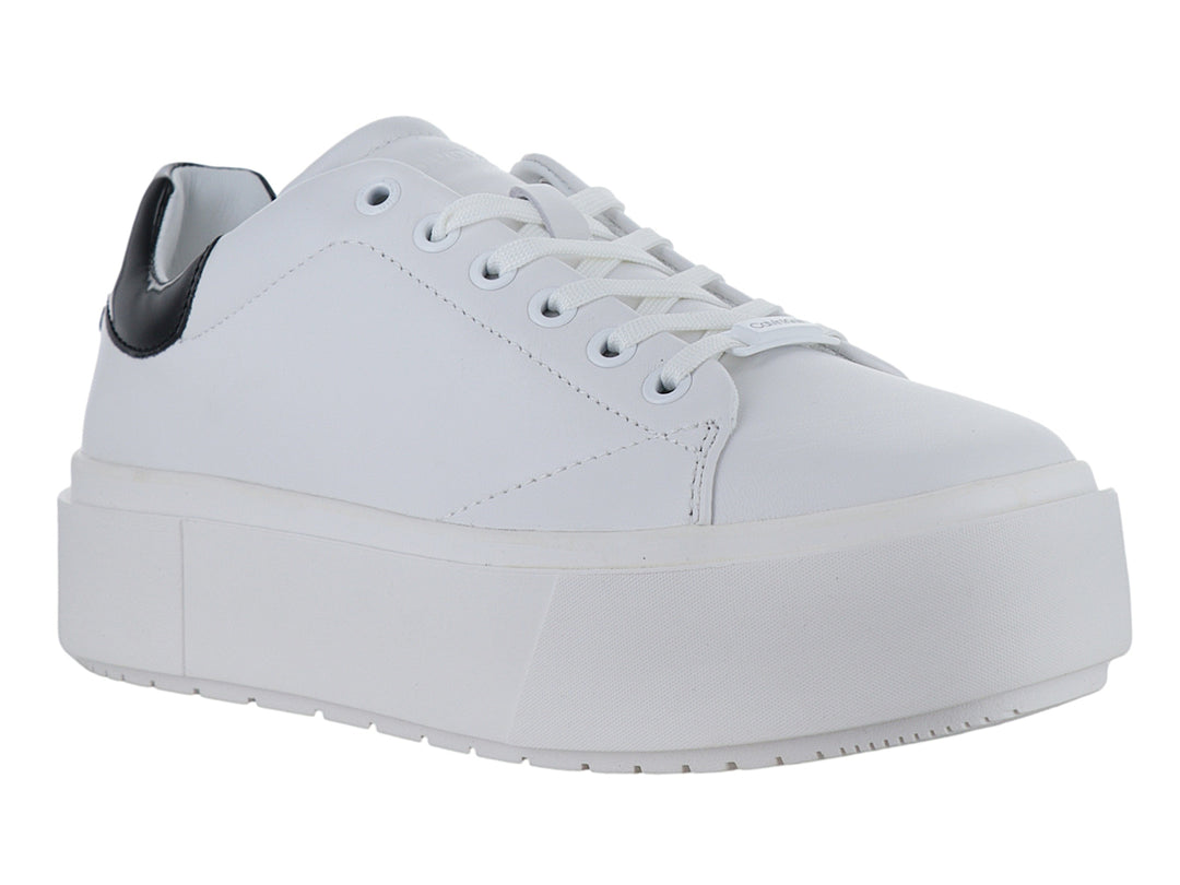Tenis blancos de plataforma con detalle negro en el talón y suela gruesa.