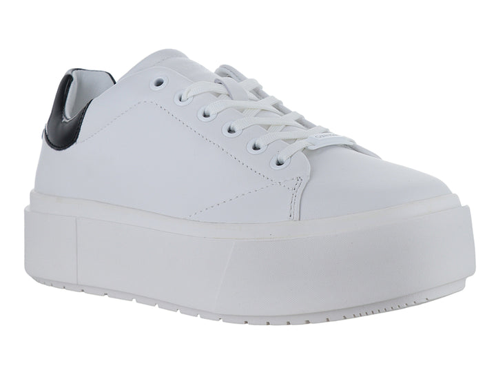 Tenis blancos de plataforma con detalle negro en el talón y suela gruesa.