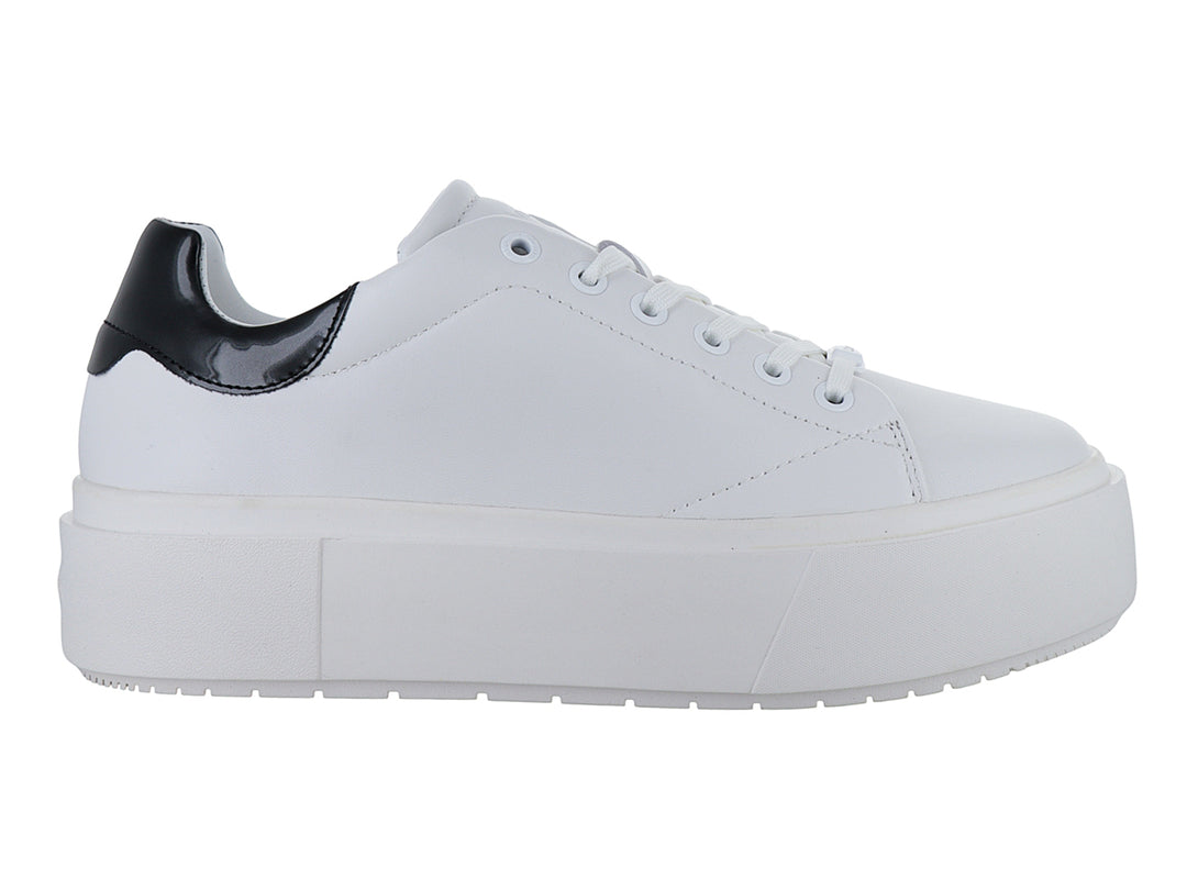 Tenis blancos de plataforma con detalle negro en el talón y suela gruesa.
