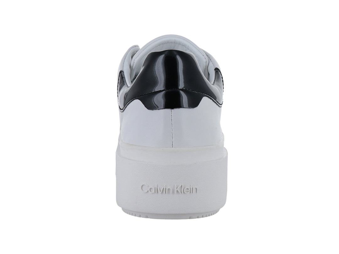 Tenis blancos de plataforma con detalle negro en el talón y suela gruesa.