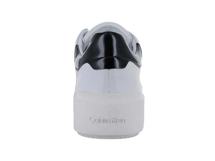 Tenis blancos de plataforma con detalle negro en el talón y suela gruesa.