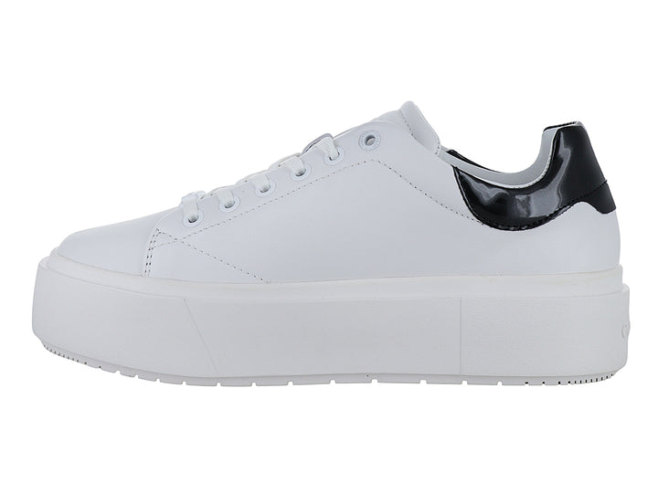 Tenis blancos de plataforma con detalle negro en el talón y suela gruesa.