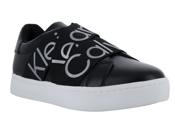 Tenis negros de Calvin Klein con suela blanca y correas elásticas frontales con logotipo.