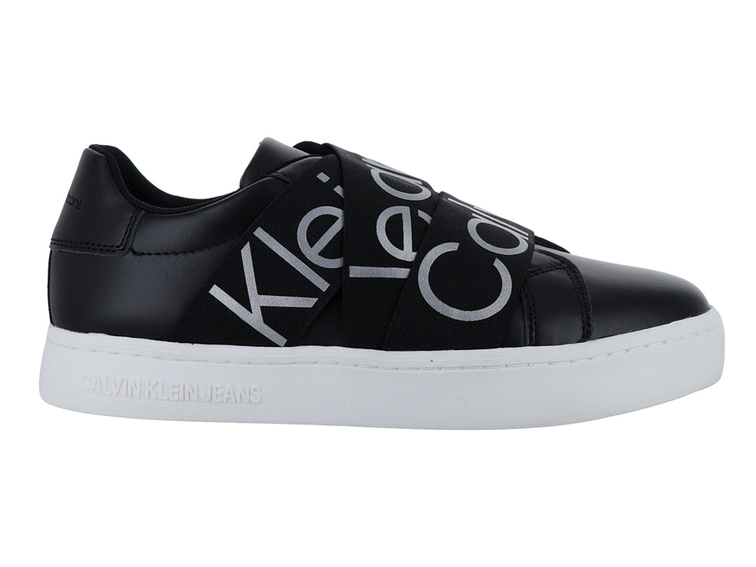 Tenis negros de Calvin Klein con suela blanca y correas elásticas frontales con logotipo.