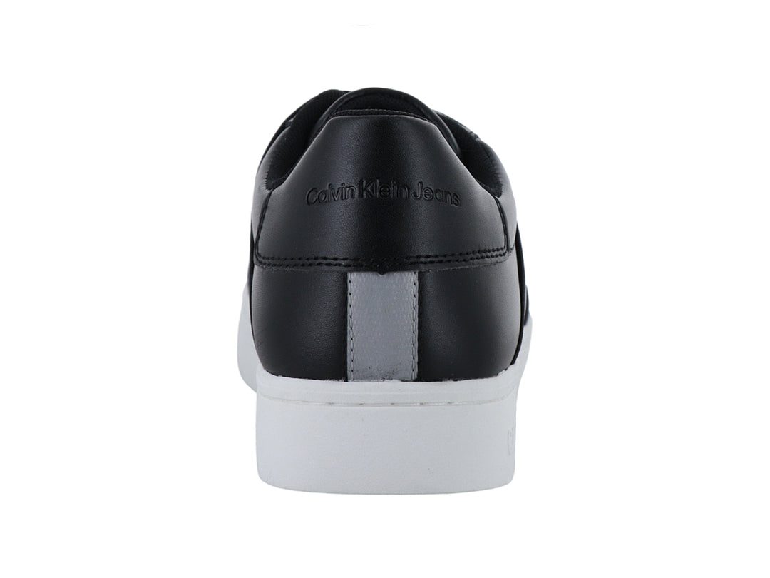 Tenis negros de Calvin Klein con suela blanca y correas elásticas frontales con logotipo.