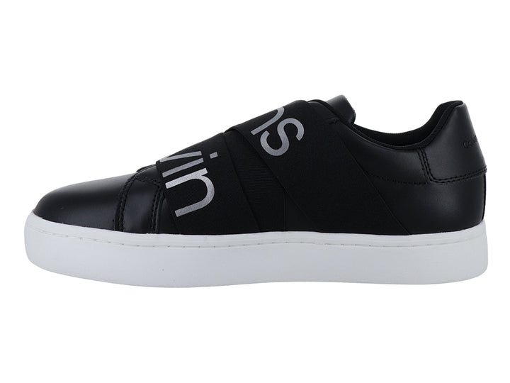 Tenis negros de Calvin Klein con suela blanca y correas elásticas frontales con logotipo.