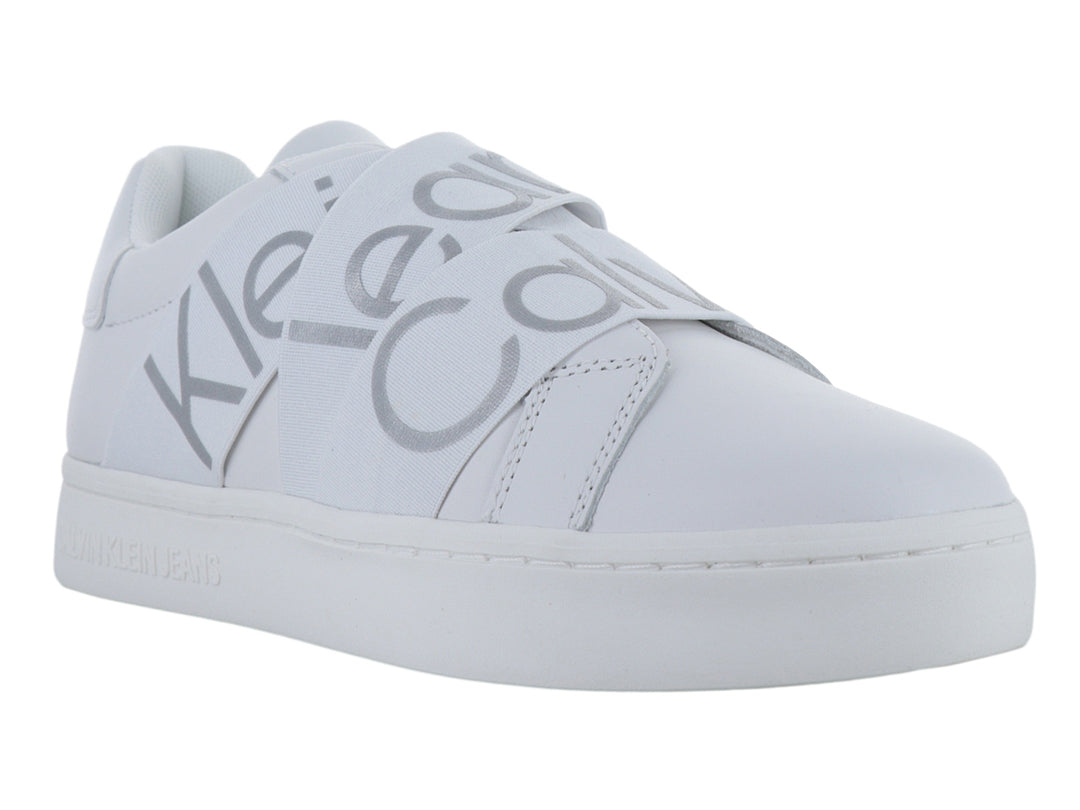 Tenis blancos de Calvin Klein con bandas elásticas decorativas en la parte superior.