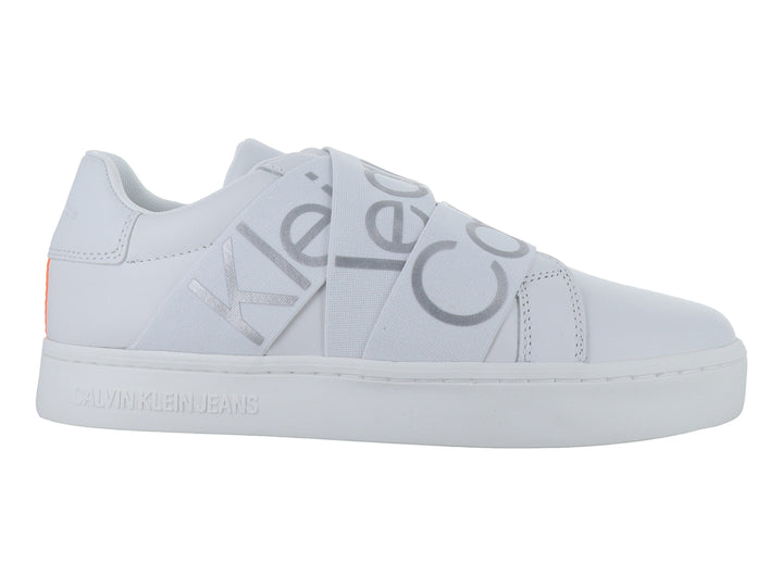 Tenis blancos de Calvin Klein con bandas elásticas decorativas en la parte superior.