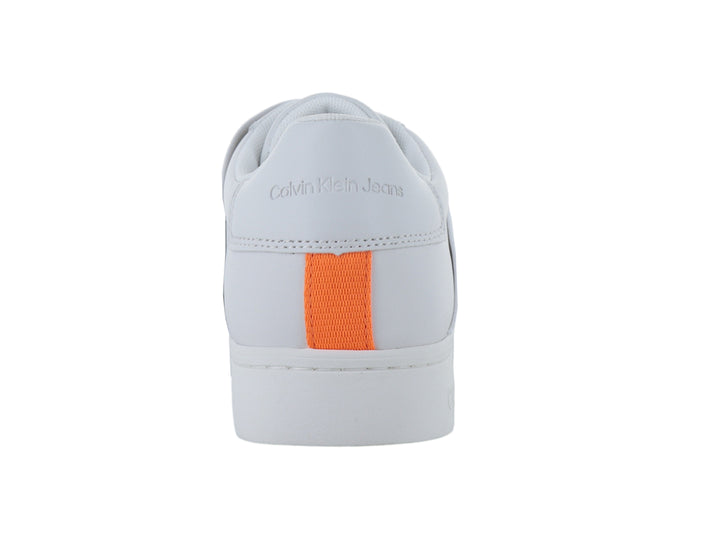 Tenis blancos de Calvin Klein con bandas elásticas decorativas en la parte superior.