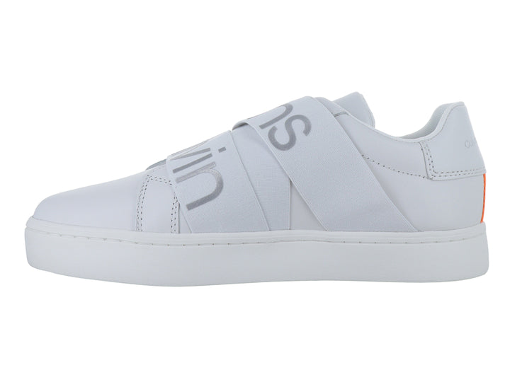 Tenis blancos de Calvin Klein con bandas elásticas decorativas en la parte superior.