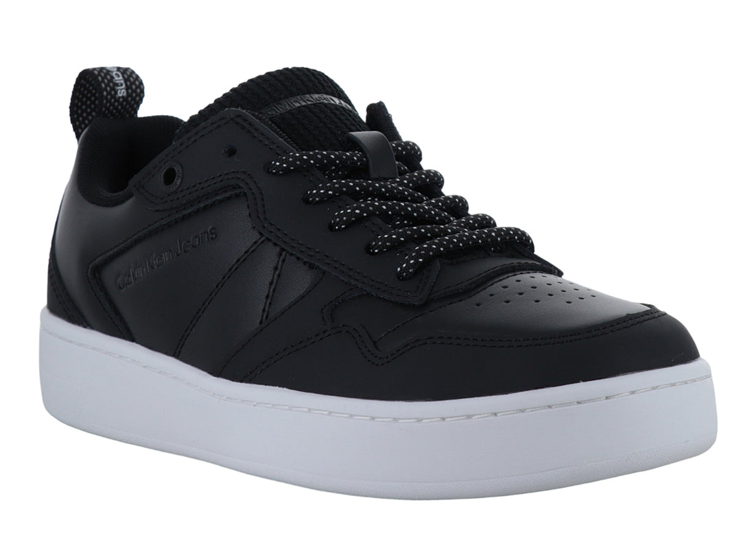 Tenis Calvin Klein color negro con suela blanca y agujetas negras con detalles blancos.