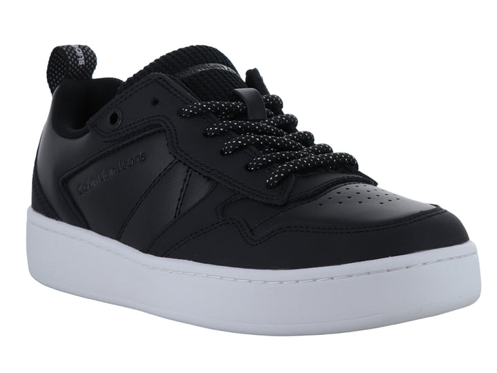 Tenis Calvin Klein color negro con suela blanca y agujetas negras con detalles blancos.