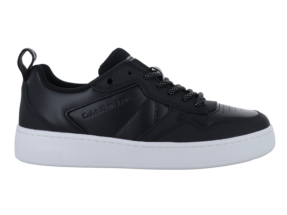 Tenis Calvin Klein color negro con suela blanca y agujetas negras con detalles blancos.