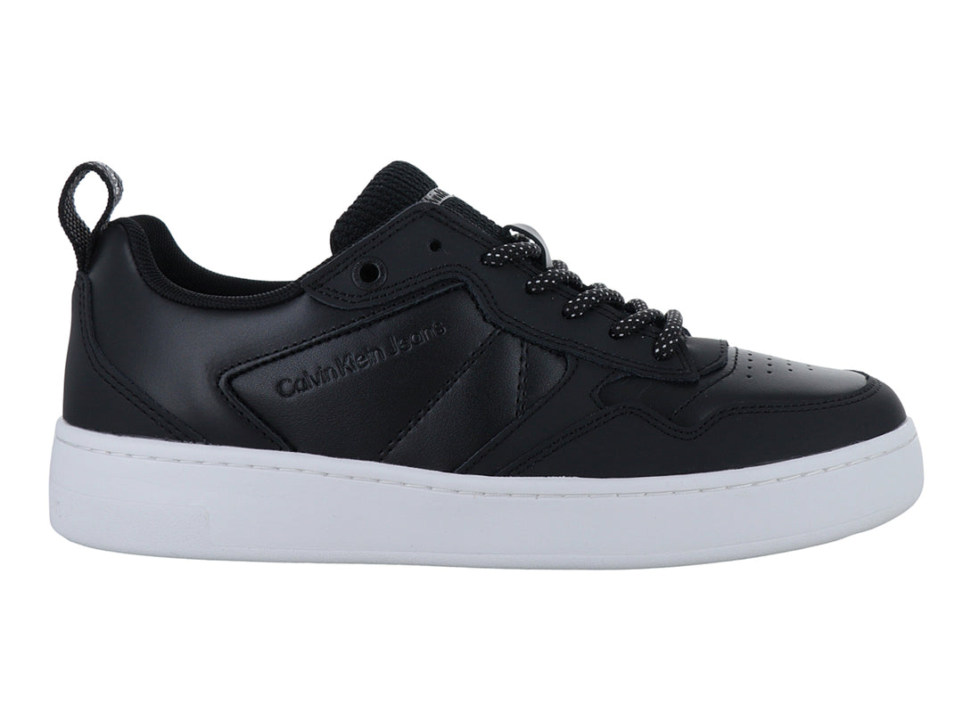 Tenis Calvin Klein color negro con suela blanca y agujetas negras con detalles blancos.