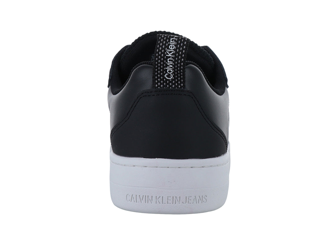 Tenis Calvin Klein color negro con suela blanca y agujetas negras con detalles blancos.