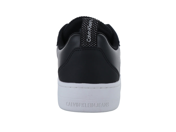 Tenis Calvin Klein color negro con suela blanca y agujetas negras con detalles blancos.