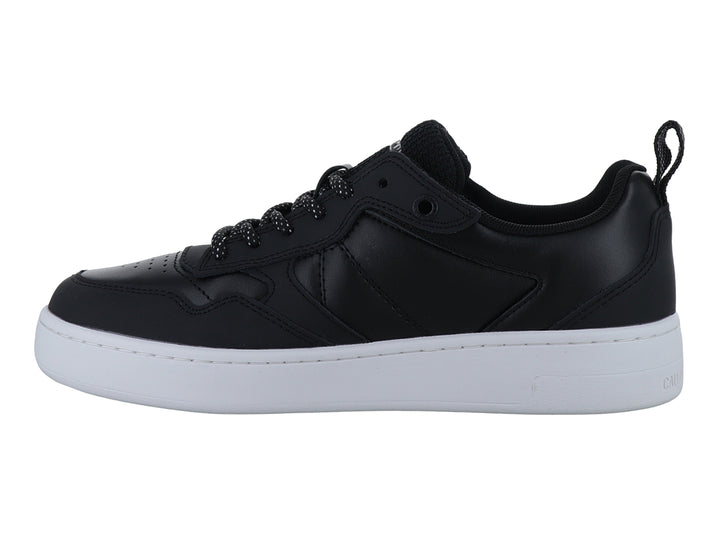 Tenis Calvin Klein color negro con suela blanca y agujetas negras con detalles blancos.