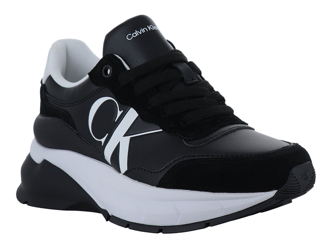 Tenis Calvin Klein color negro con suela blanca y logotipo CK blanco en el lateral.