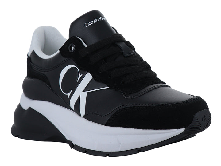 Tenis Calvin Klein color negro con suela blanca y logotipo CK blanco en el lateral.