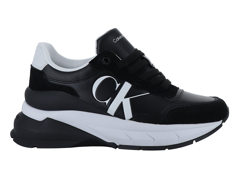 Tenis Calvin Klein color negro con suela blanca y logotipo CK blanco en el lateral.