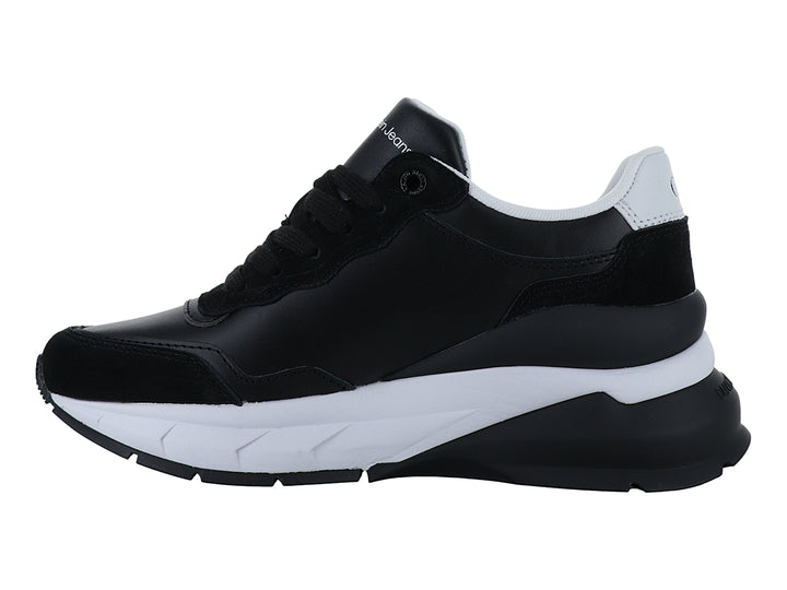 Tenis Calvin Klein color negro con suela blanca y logotipo CK blanco en el lateral.