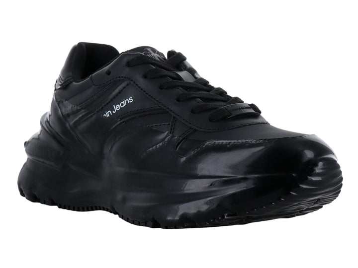Tenis deportivos Calvin Klein en color negro brillante con suela de plataforma gruesa.