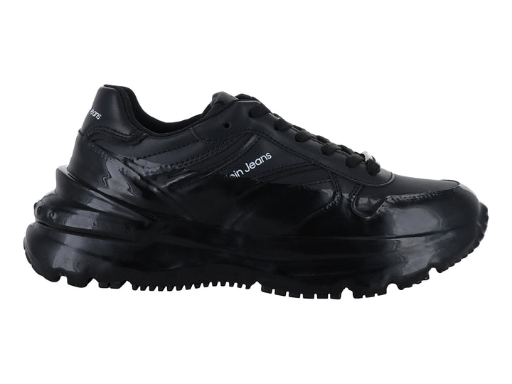 Tenis deportivos Calvin Klein en color negro brillante con suela de plataforma gruesa.
