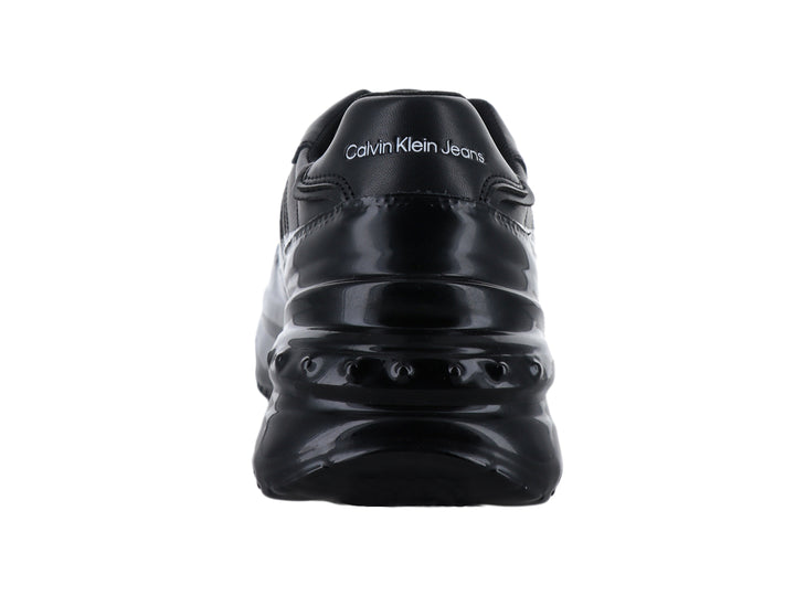 Tenis deportivos Calvin Klein en color negro brillante con suela de plataforma gruesa.