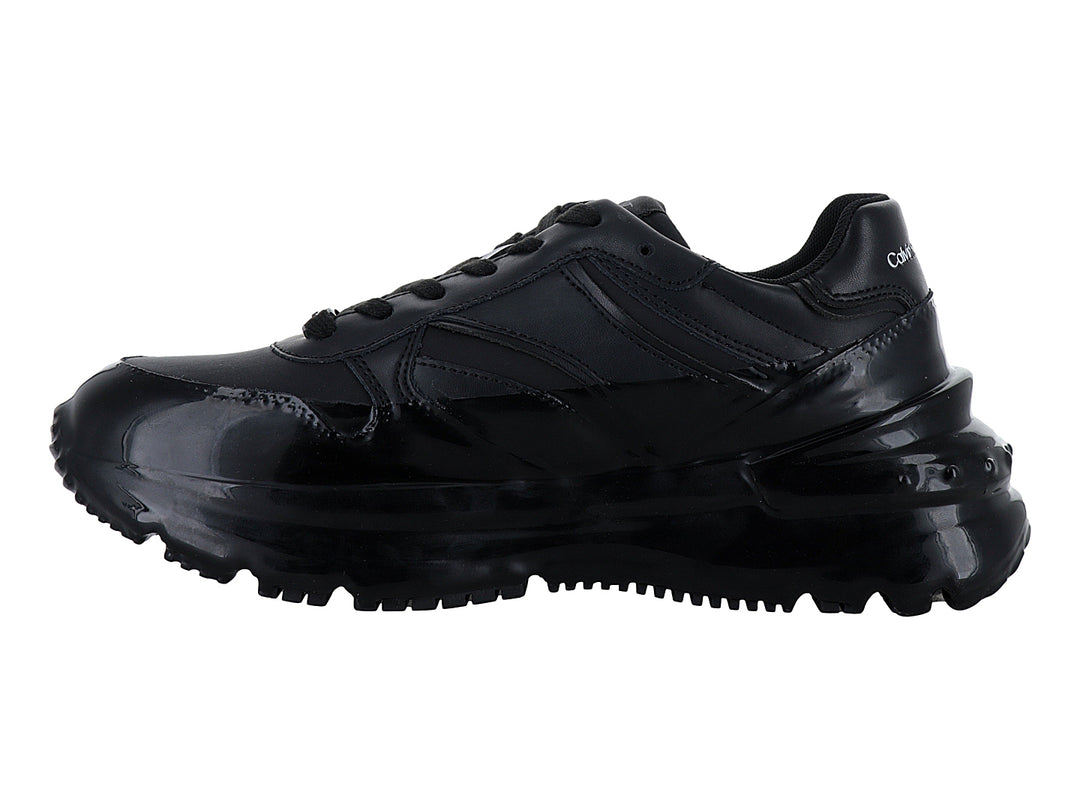 Tenis deportivos Calvin Klein en color negro brillante con suela de plataforma gruesa.