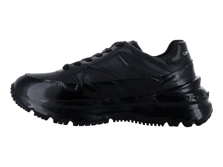 Tenis deportivos Calvin Klein en color negro brillante con suela de plataforma gruesa.