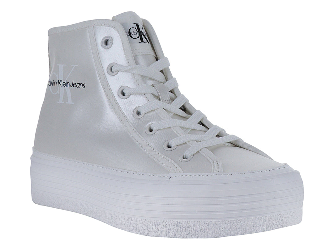 Tenis blancos de plataforma estilo botín de la marca Calvin Klein con suela gruesa y cordones.