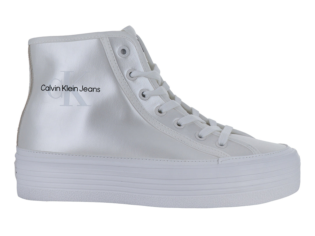Tenis blancos de plataforma estilo botín de la marca Calvin Klein con suela gruesa y cordones.