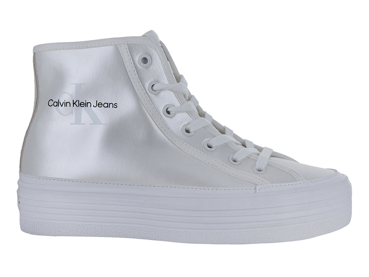 Tenis blancos de plataforma estilo botín de la marca Calvin Klein con suela gruesa y cordones.