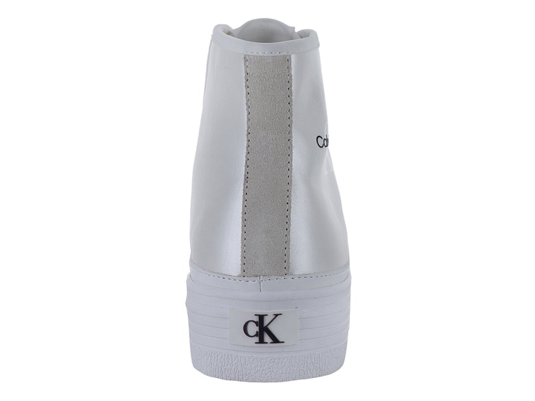 Tenis blancos de plataforma estilo botín de la marca Calvin Klein con suela gruesa y cordones.
