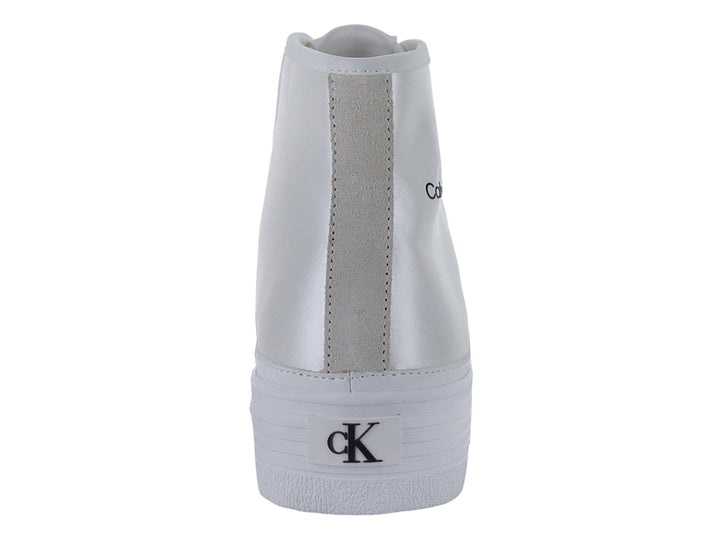 Tenis blancos de plataforma estilo botín de la marca Calvin Klein con suela gruesa y cordones.