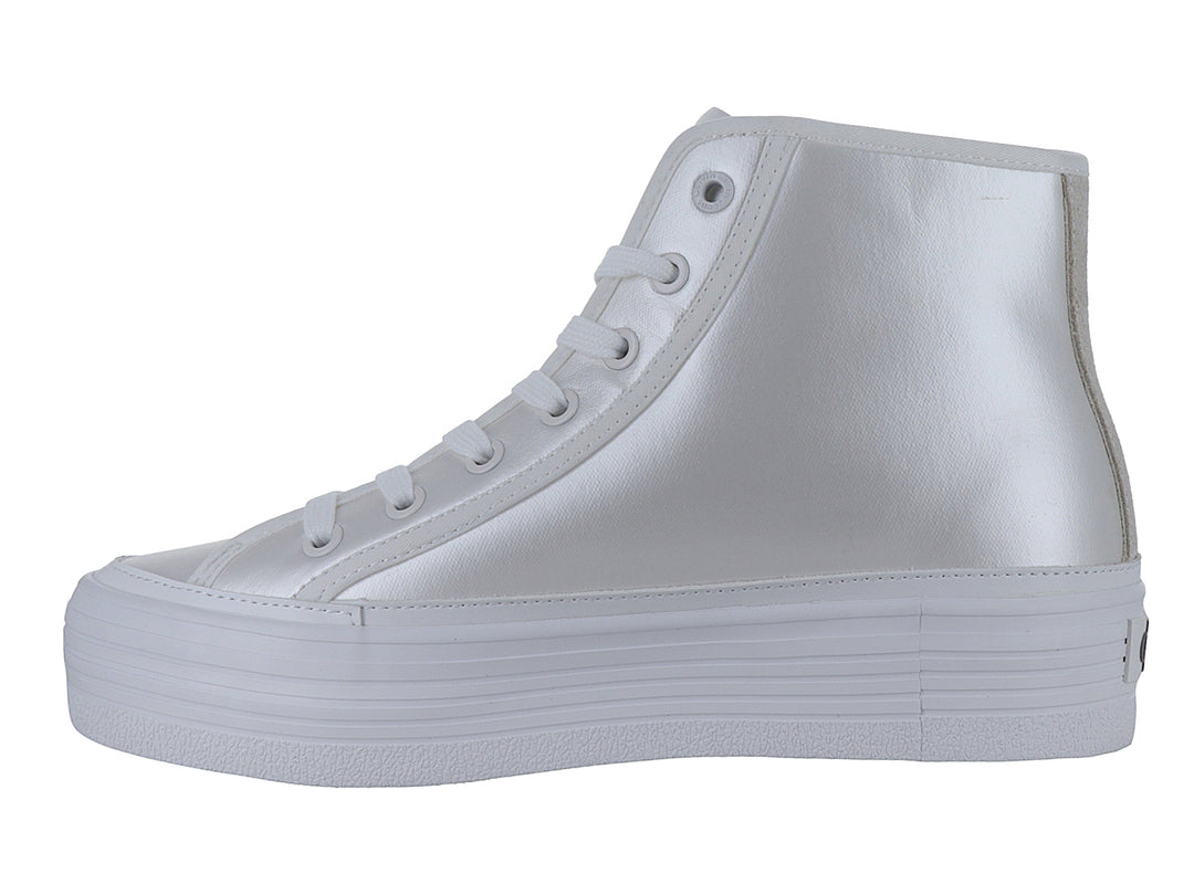 Tenis blancos de plataforma estilo botín de la marca Calvin Klein con suela gruesa y cordones.