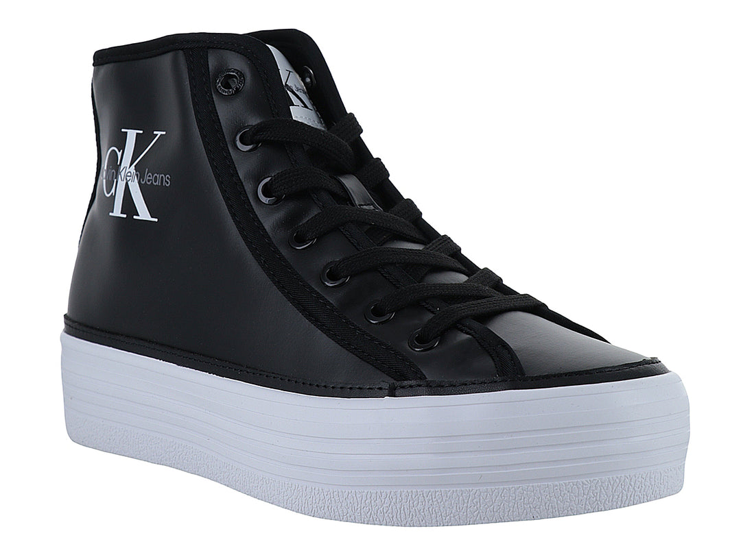 Tenis de bota alta Calvin Klein color negro con suela de plataforma blanca.