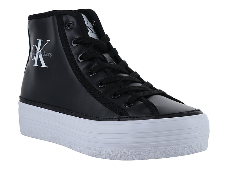 Tenis de bota alta Calvin Klein color negro con suela de plataforma blanca.