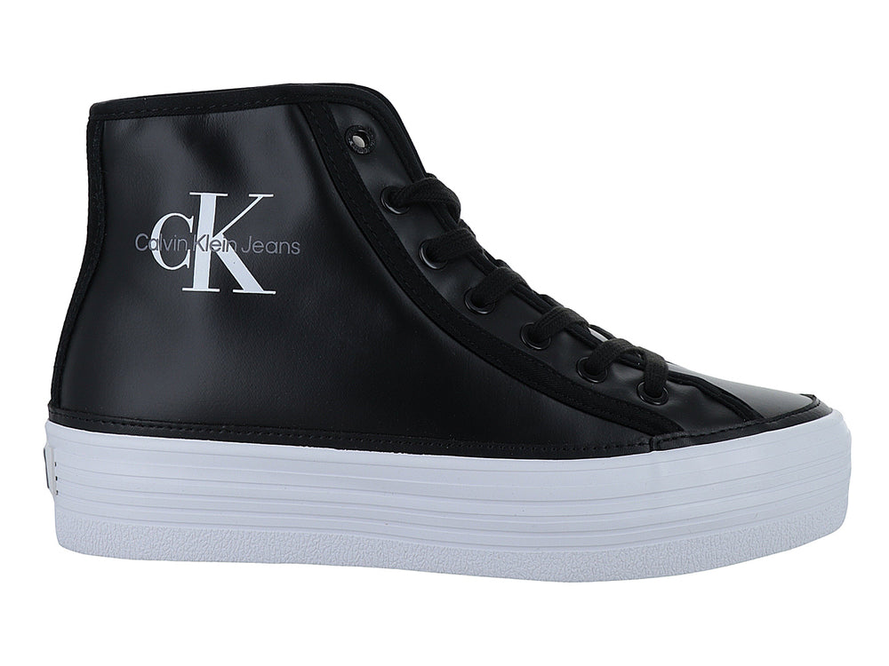 Tenis de bota alta Calvin Klein color negro con suela de plataforma blanca.