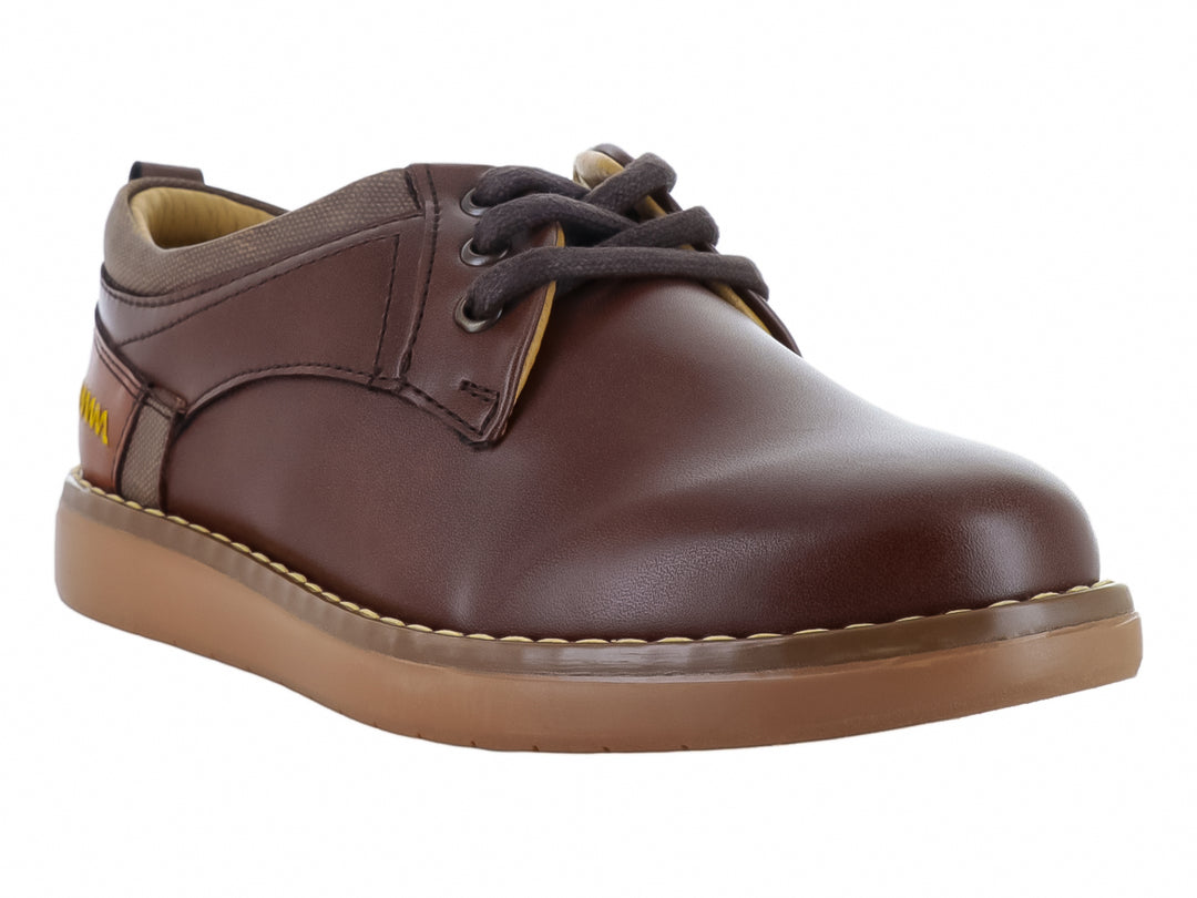Zapato infantil color castaño con agujetas y suela de goma marrón claro.