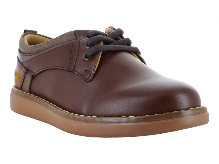 Zapato infantil color castaño con agujetas y suela de goma marrón claro.