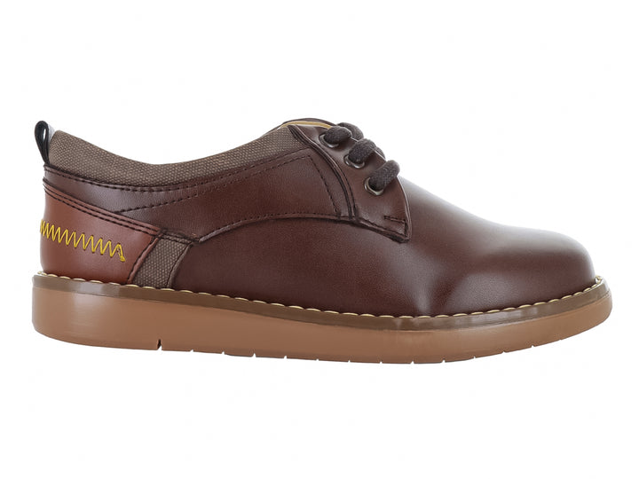 Zapato infantil color castaño con agujetas y suela de goma marrón claro.