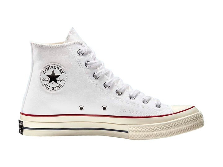 Tenis Converse Chuck Taylor All Star 70 de color blanco, corte alto con detalles en rojo y negro.